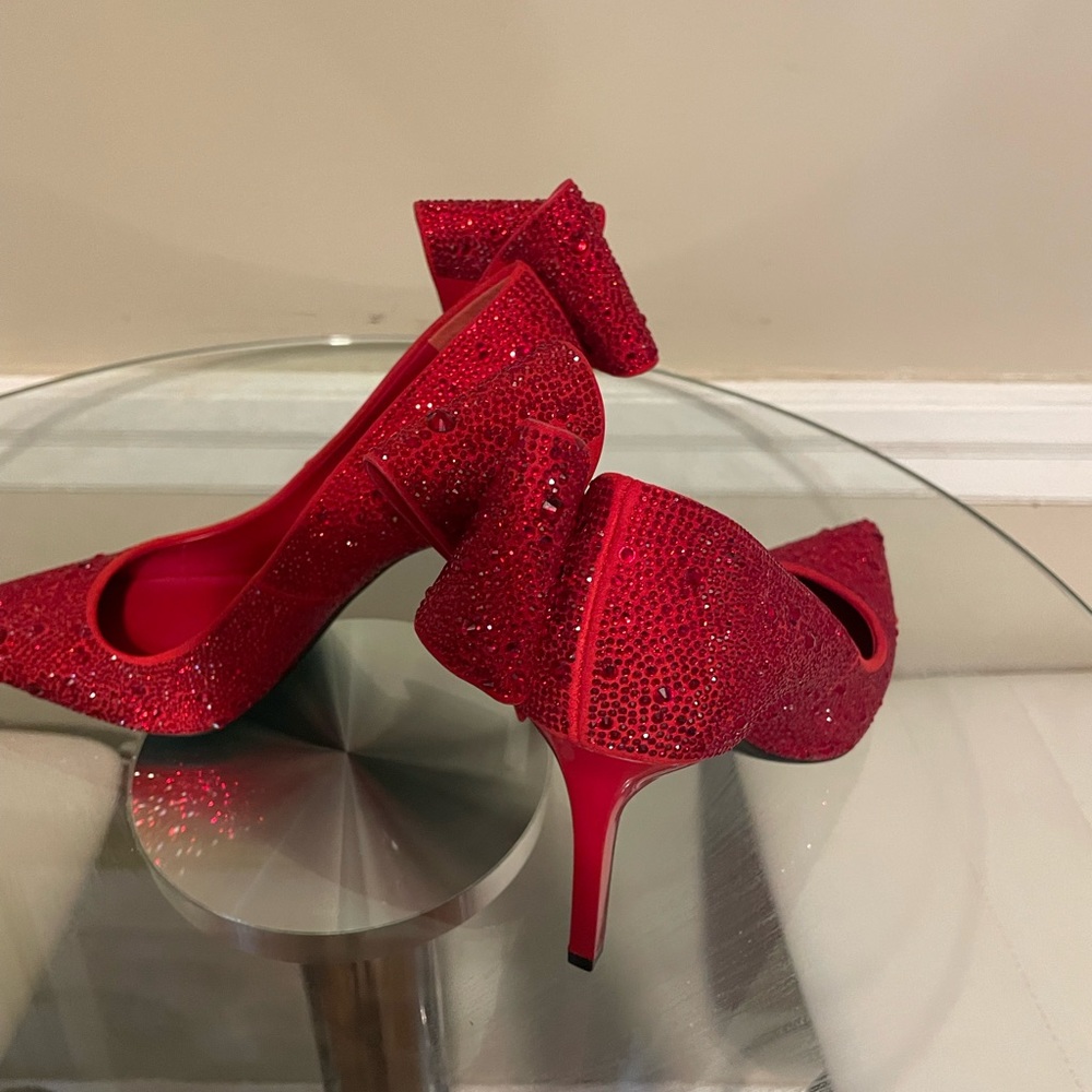 Red rhinestones pumps with bow on the side
